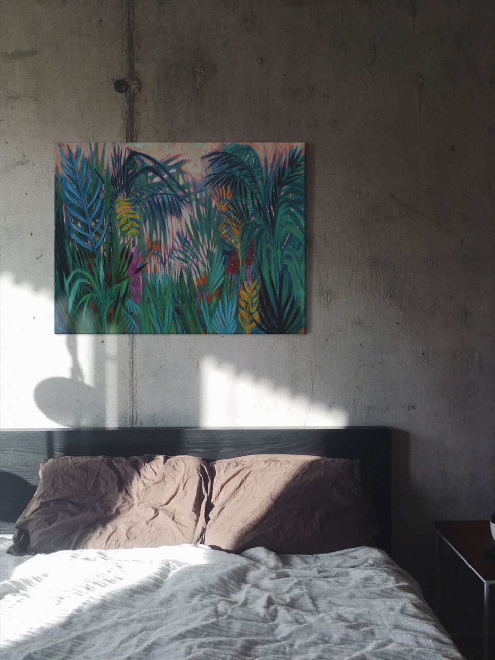 Obraz na płótnie z kolorowymi bujnymi zaroślami zawieszony w sypialni nad łóżkiem z brązowymi poduszkami