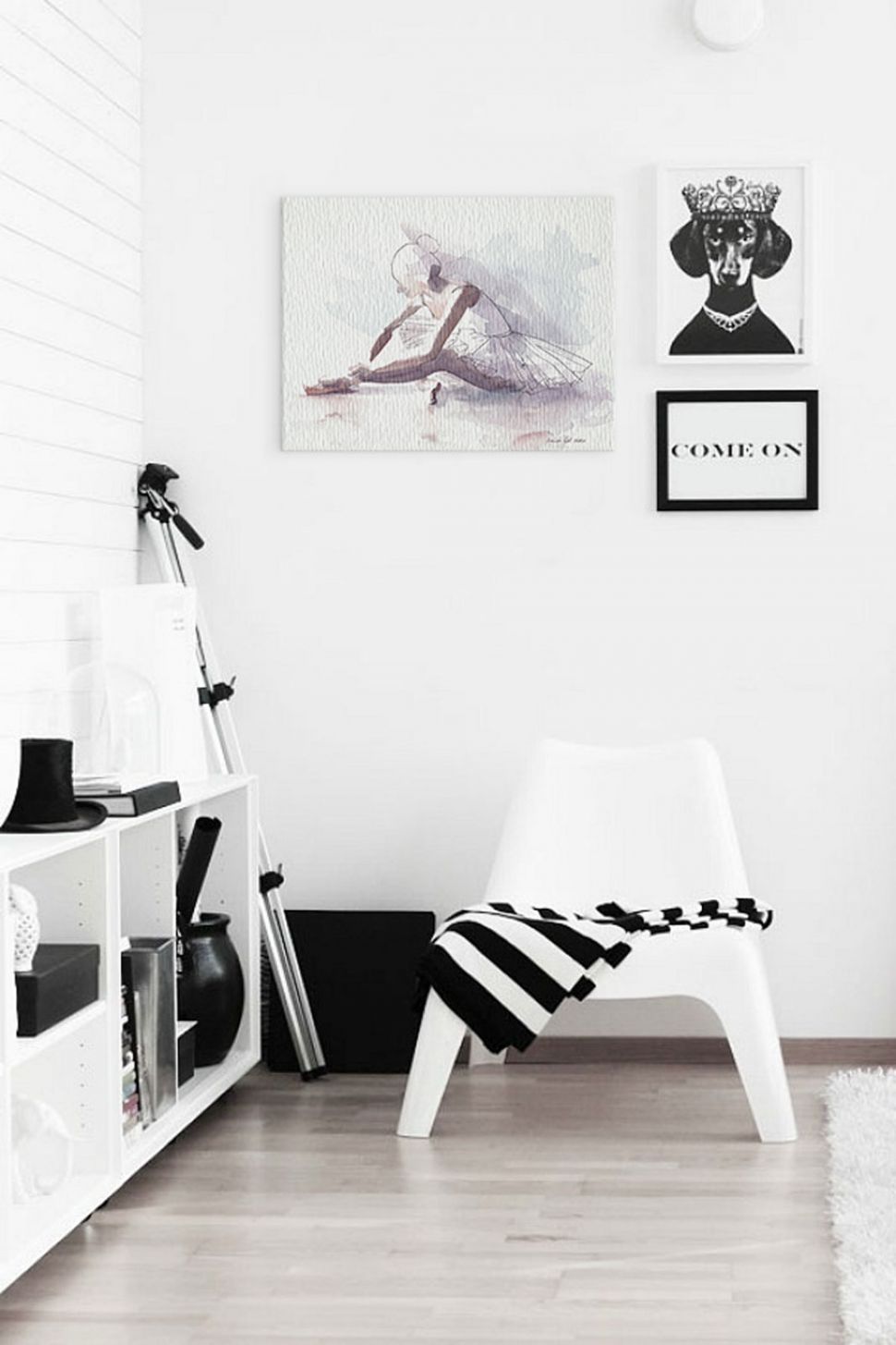 Obraz na płótnie z baletnicą powieszony w pokoju nad białym krzesłem obok obrazu z psem w koronie i obrazka z napisem come on