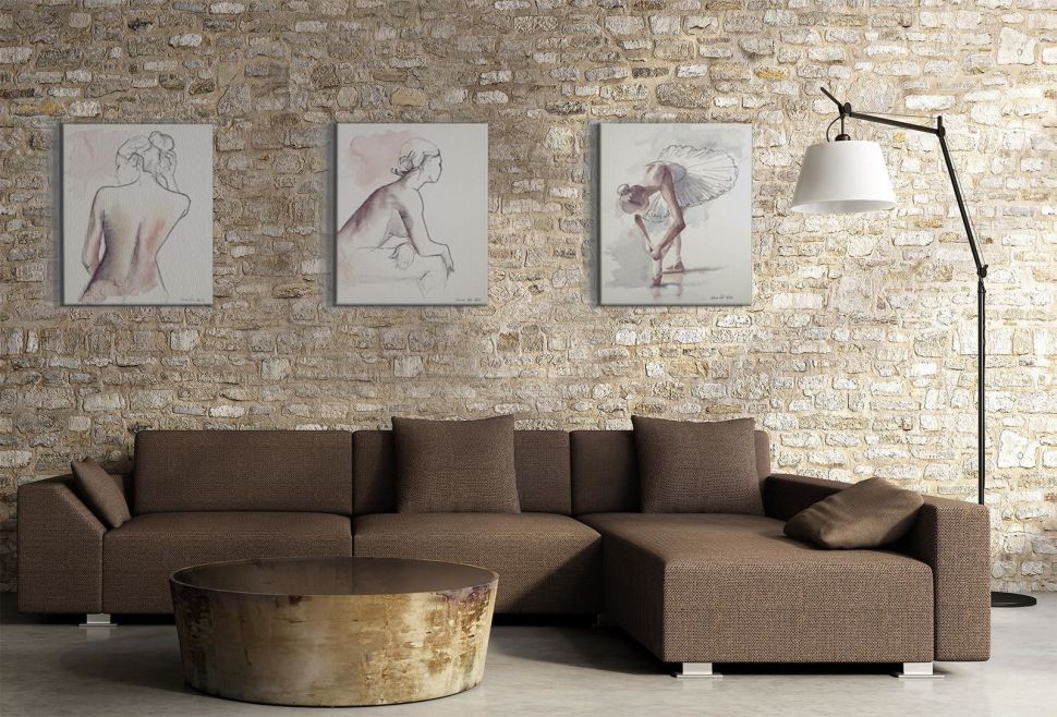 Baletnica na obrazie Przygotowania powieszona na ceglanej ścianie nad brązową kanapą pomiędzy lampą, a rysunkiem nagiej kobiety