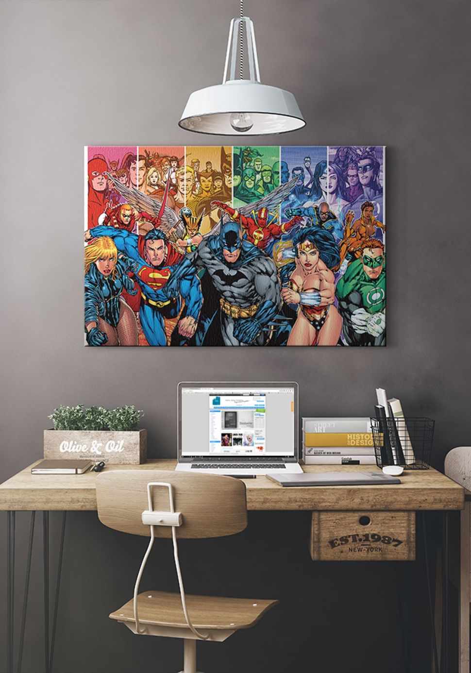 Justice League od DC Comics na obrazie powieszonym w biurze nad biurkiem