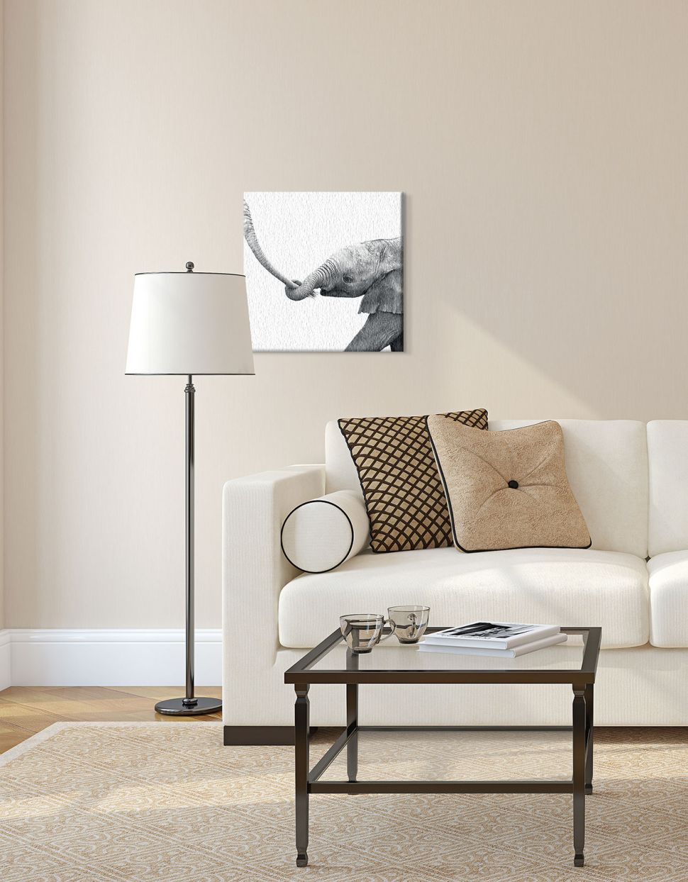 Obraz na płótnie z małym słonikiem powieszony w salonie nad kanapą