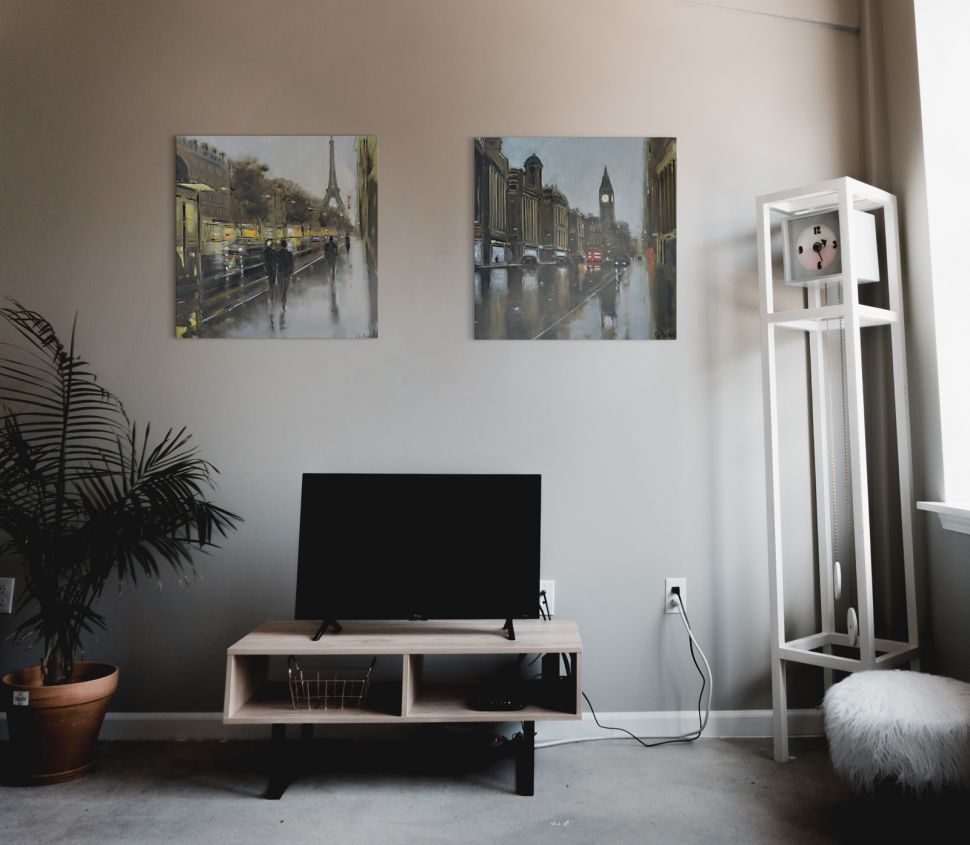 Obraz na płótnie z Paryską ulicą powieszony w salonie nad telewizorem