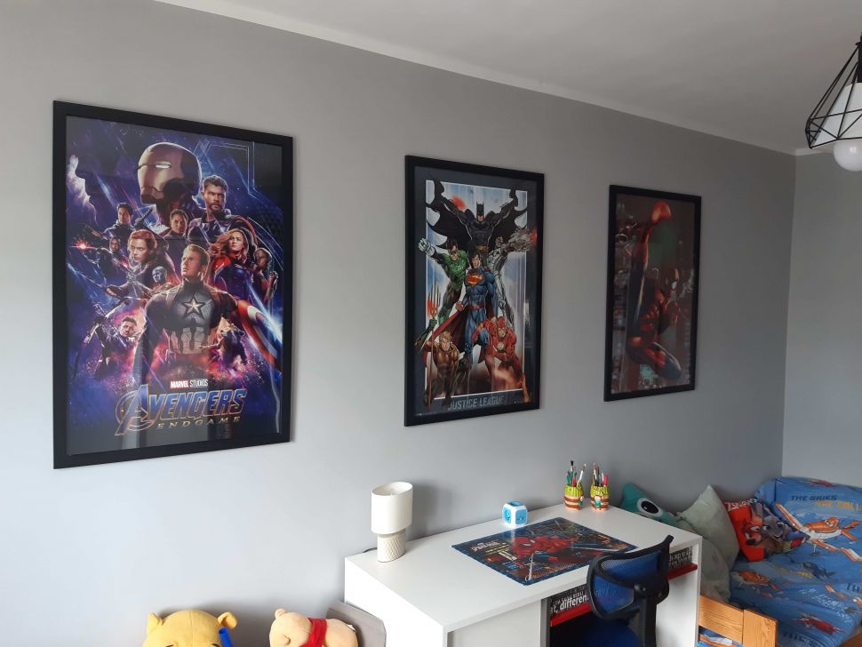 Plakat z Avengers: Endgame powieszony w czarnej ramie na białej ścianie