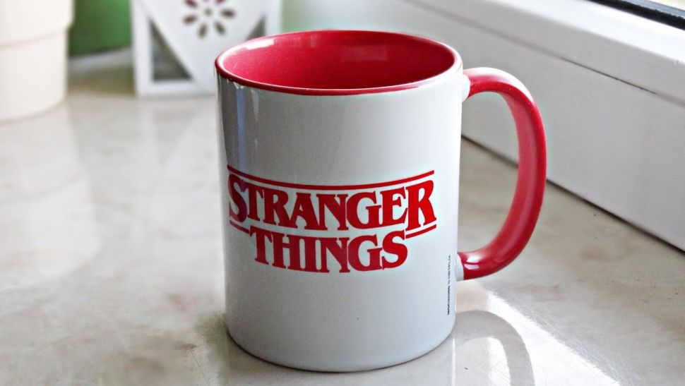 Biały kubek z logo serialu Stranger Things z czerwonym wypełnieniem