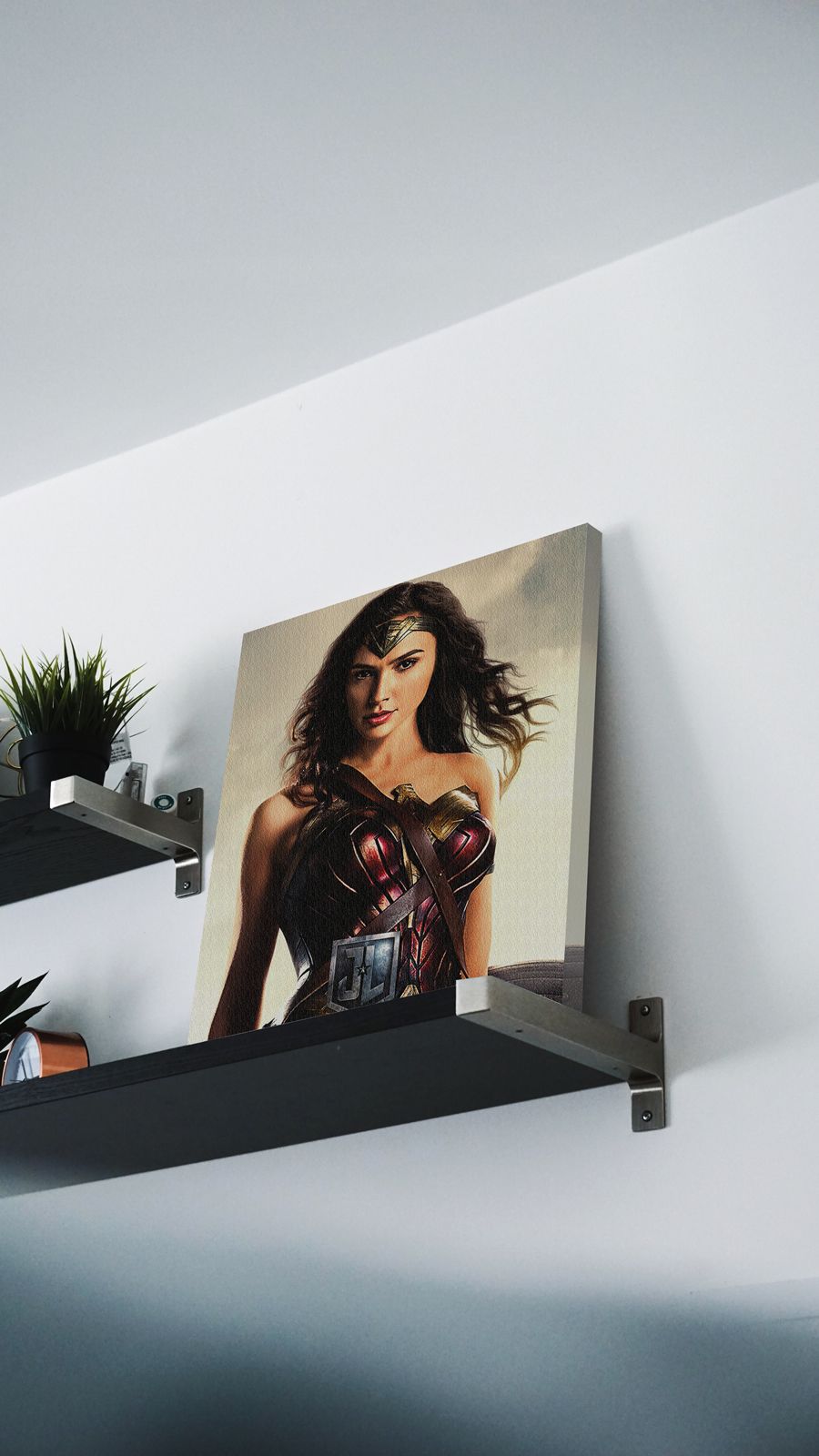 Obraz na płótnie z filmu Liga Sprawiedliwości z Wonder Woman postawiony na półce