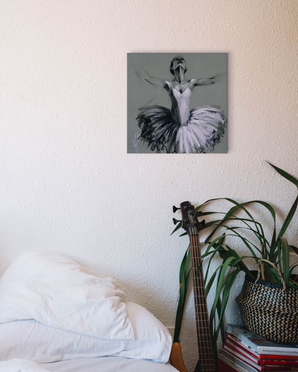 Obraz z baletnicą na szarym tle powieszony w sypialni nad łóżkiem, gitarą i kwiatkiem