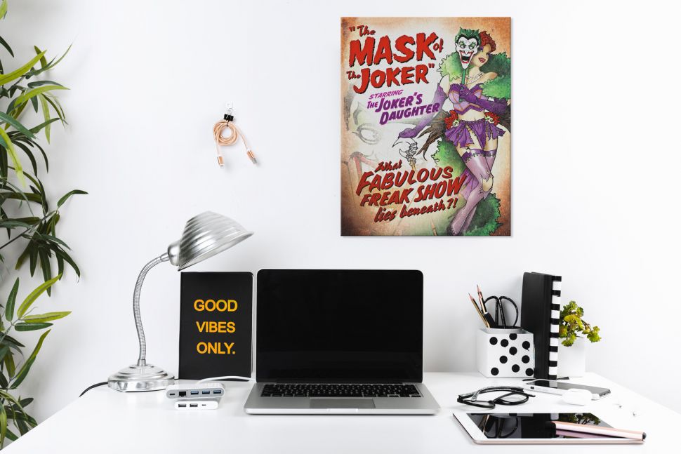 Obraz na płótnie DC Comics Joker's Daughter powieszony w biurze nad białym biurkiem