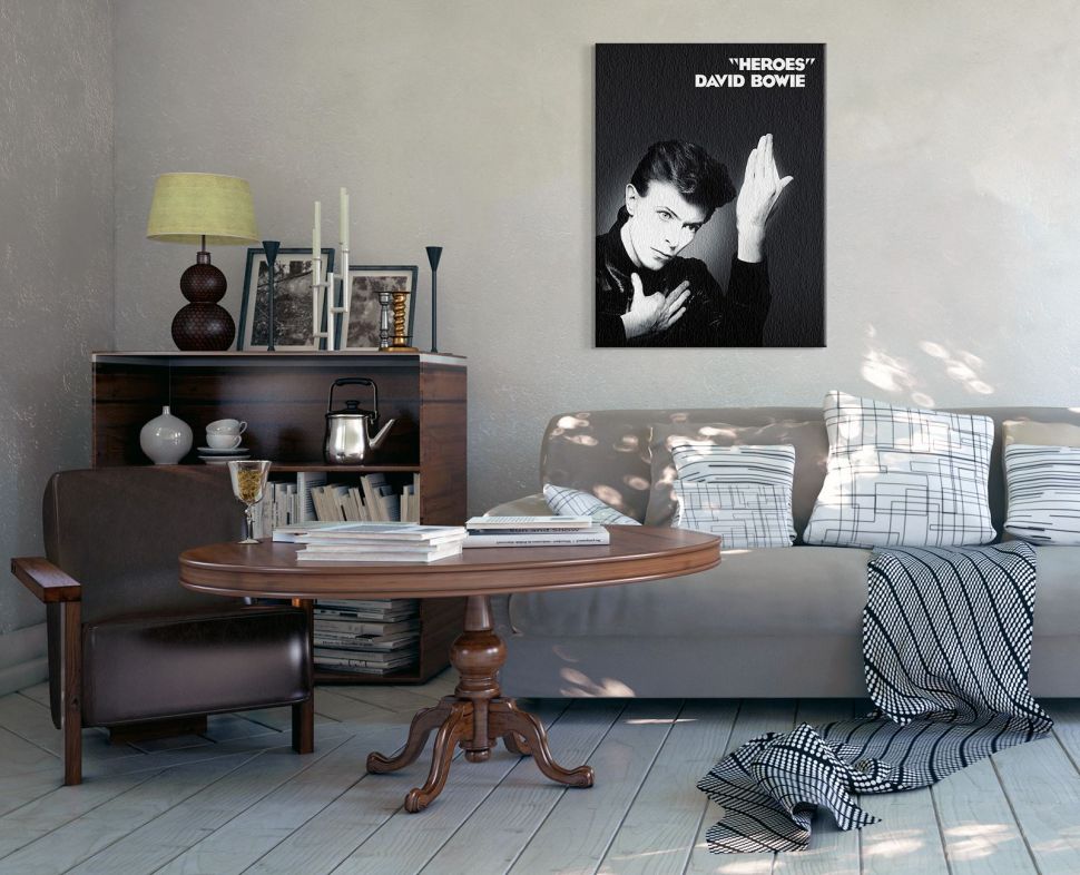 Czrano-biały obraz z Davidem Bowie powieszony w salonie nad kanapą