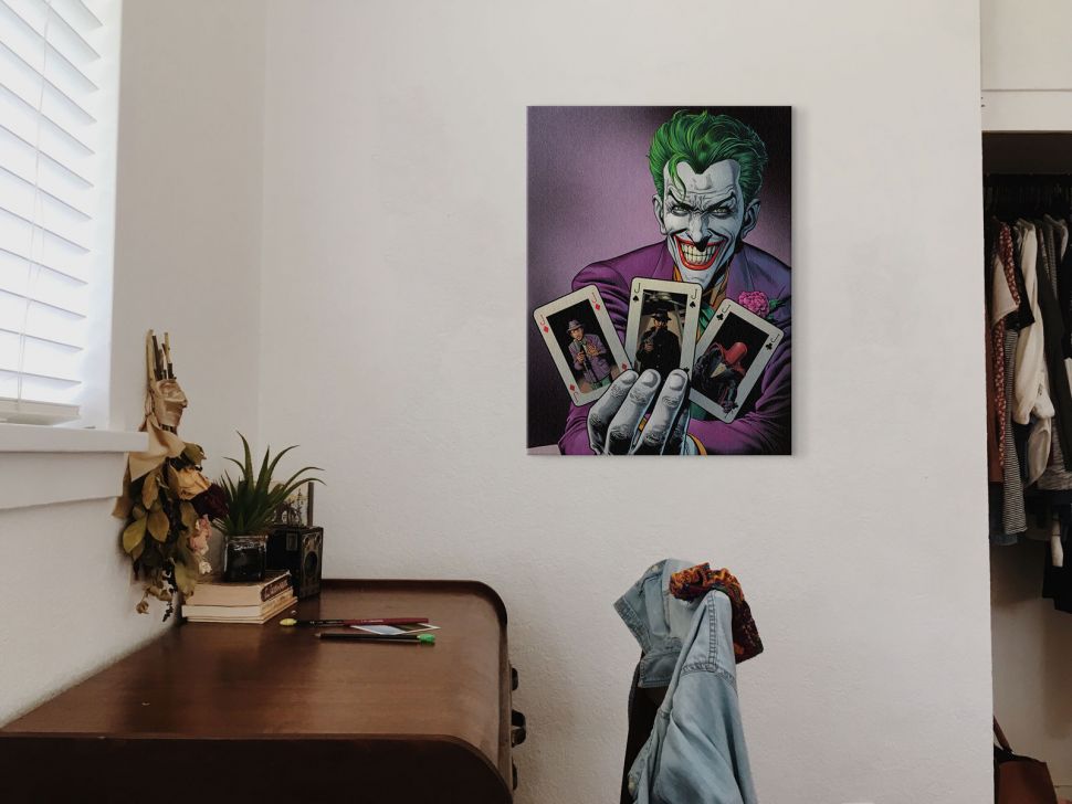 Obraz na płótnie z Jokerem powieszony nad biurkiem w pokoju