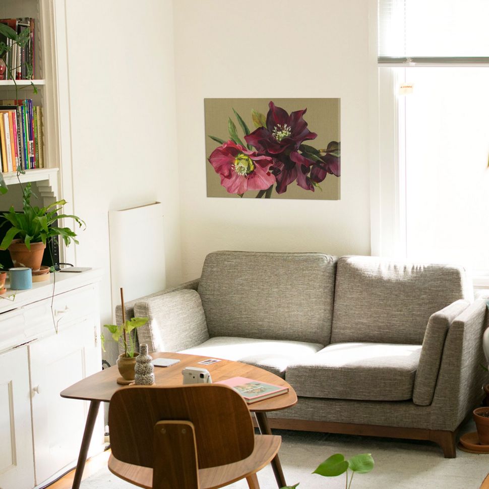 Obraz na płótnie z namalowanymi kwiatami powieszony nad kanapą w salonie