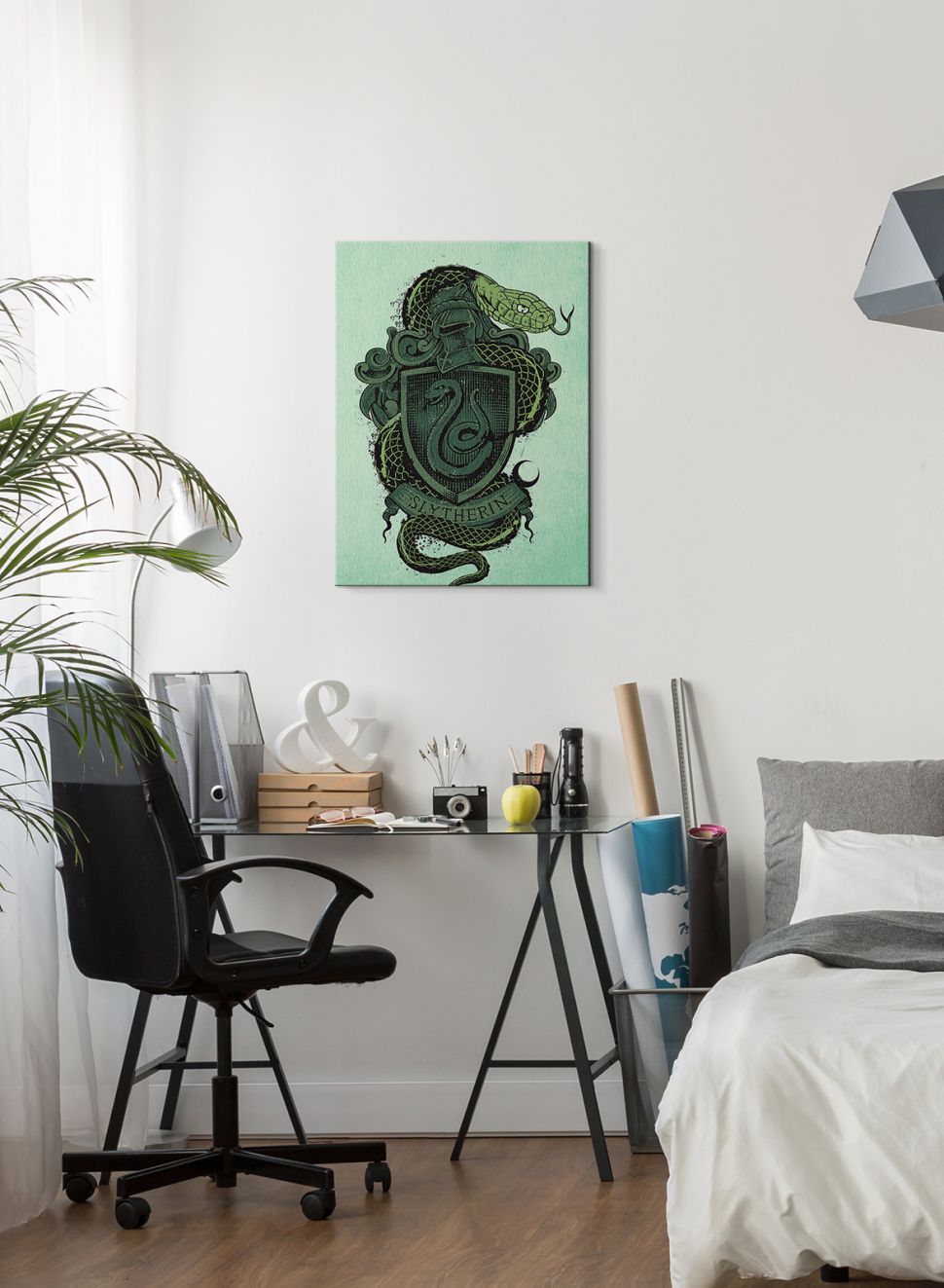 Obraz na płótnie z herbem Slytherinu powieszony w sypialni nad biurkiem