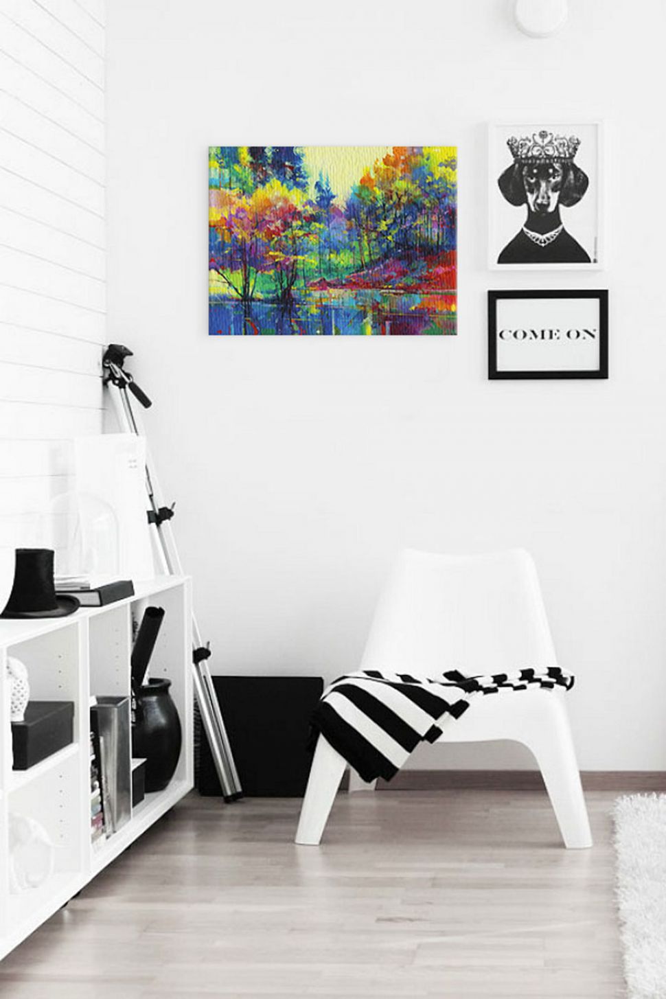 Obraz na płótnie z kolorowym pejzażem powieszony na białej ścianie
