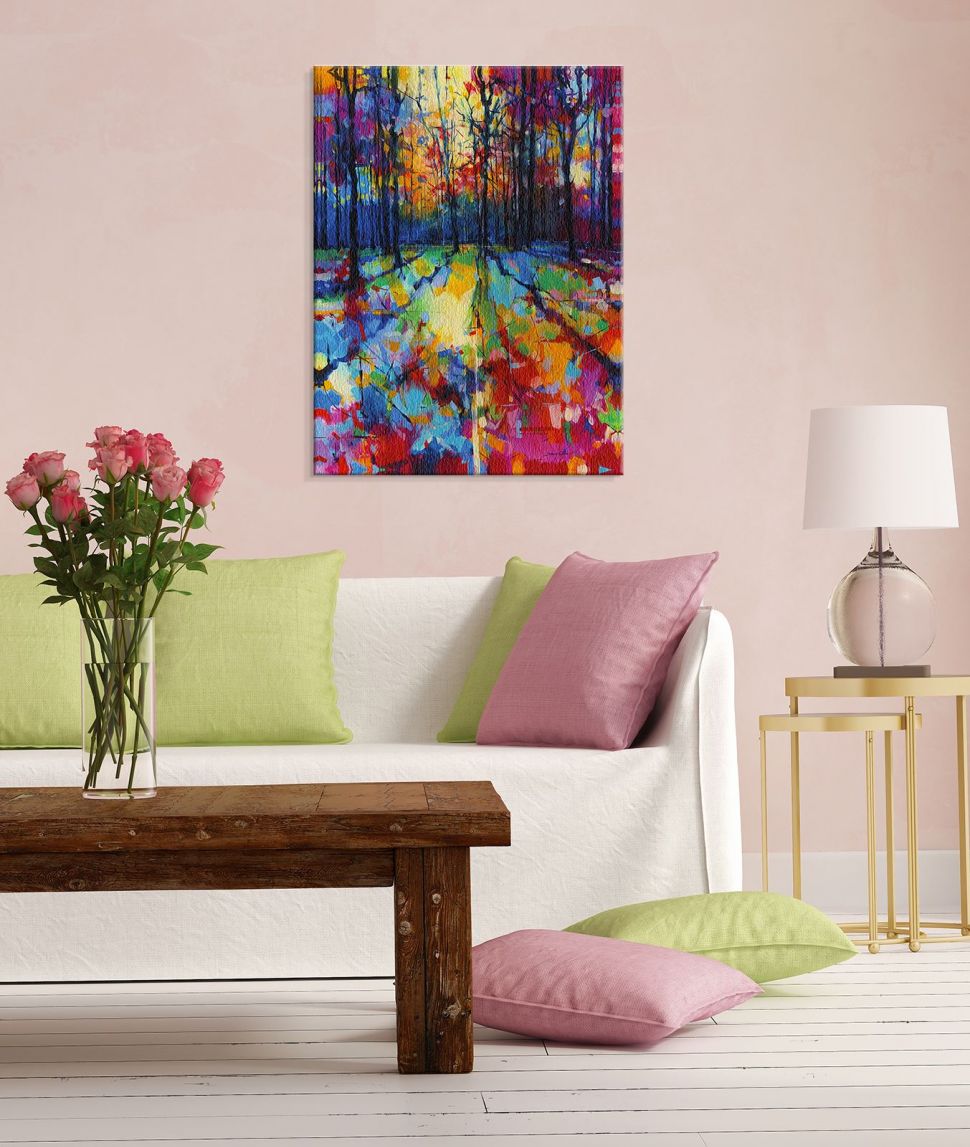 Obraz na płótnie z kolorowym lasem powieszony w salonie nad kanapą