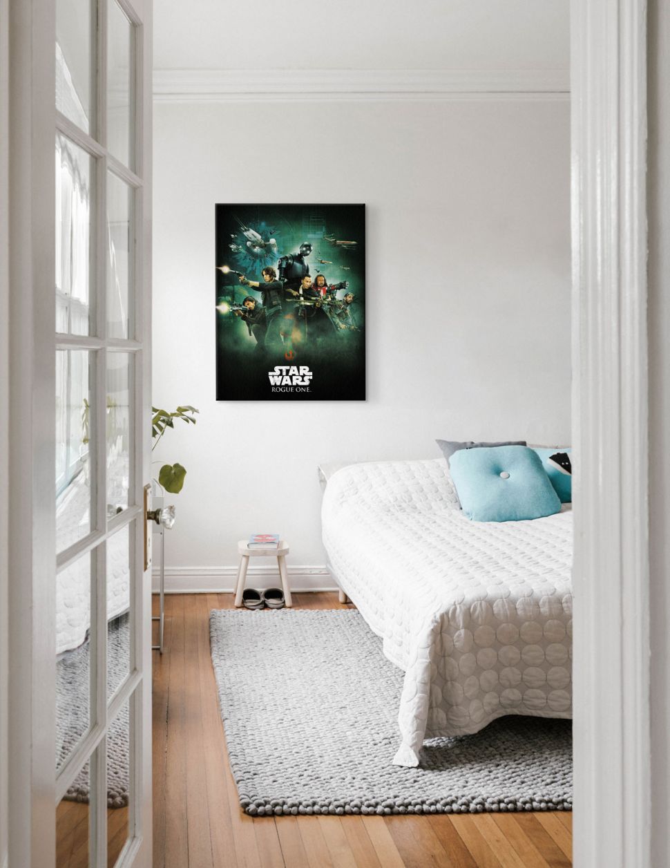 Canvas z filmu Gwiezdne Wojny Łotr 1 powieszony w sypialni nad łóżkiem
