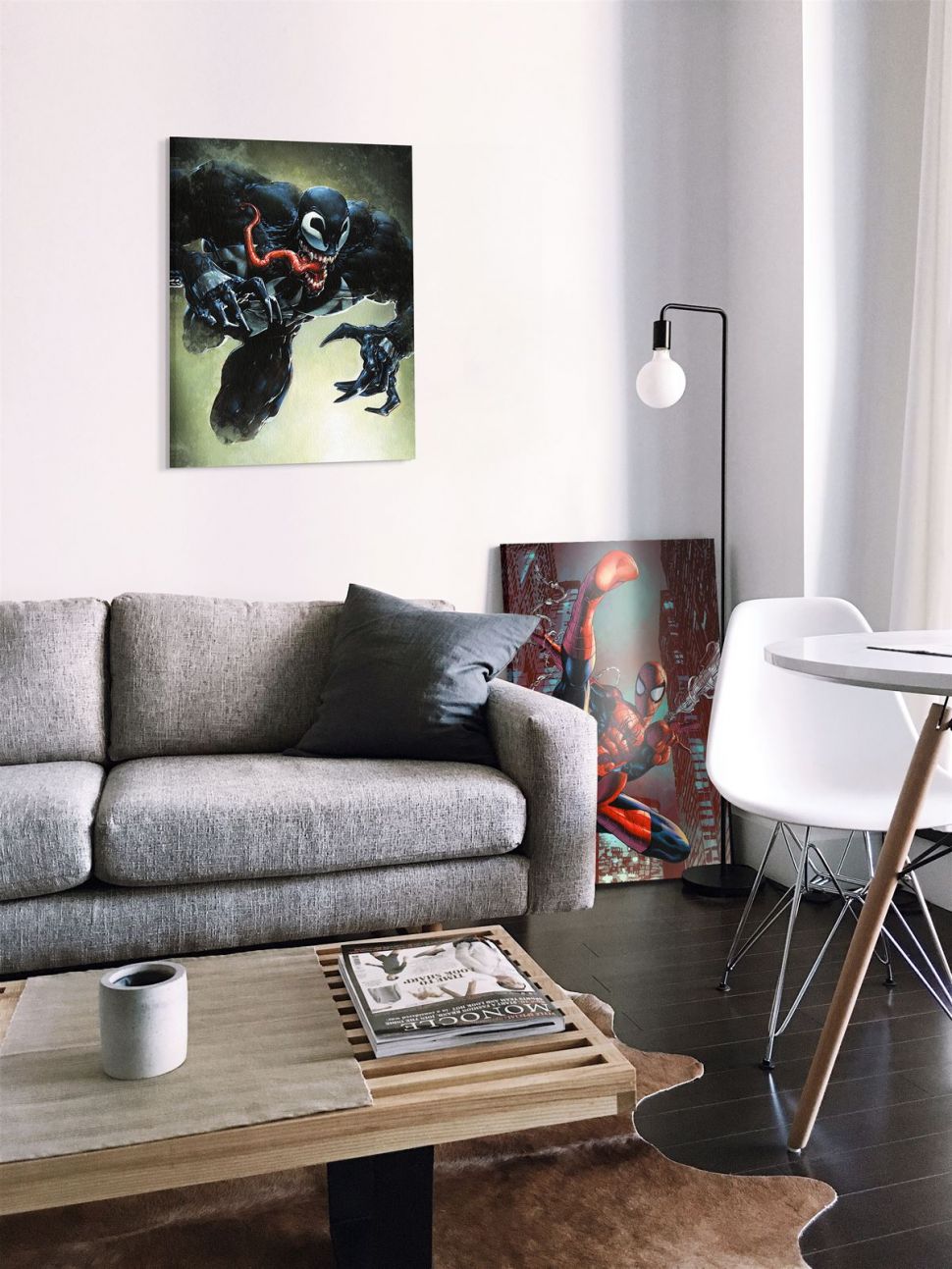 Obraz na płótnie ze Spider-manem postawiony w salonie obok szarej sofy