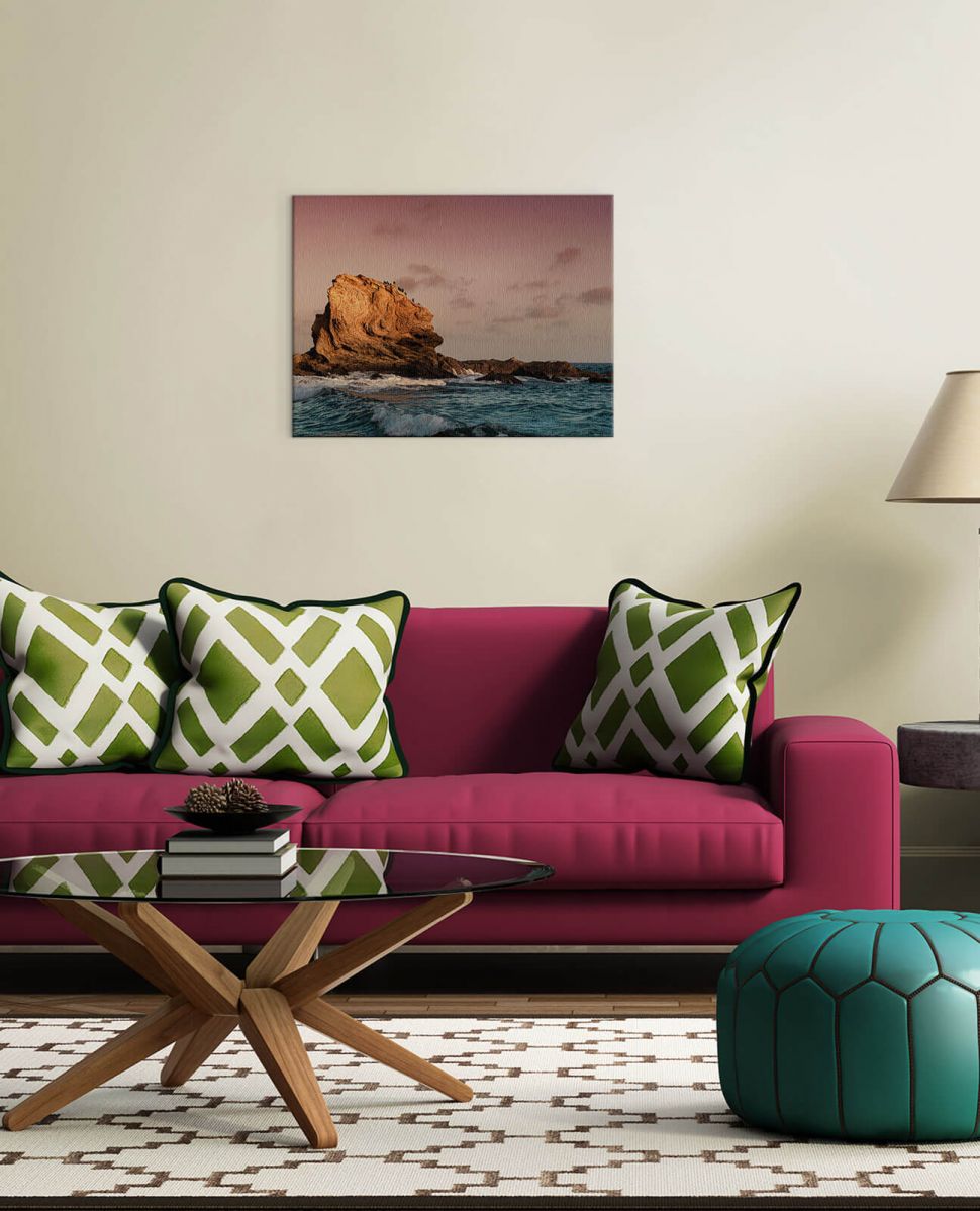 Obraz na płótnie Morska skała powieszony w salonie nad różową kanapą