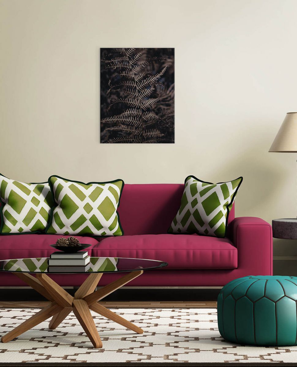 Obraz na płótnie Liść Paproci powieszony w salonie nad purpurową kanapą