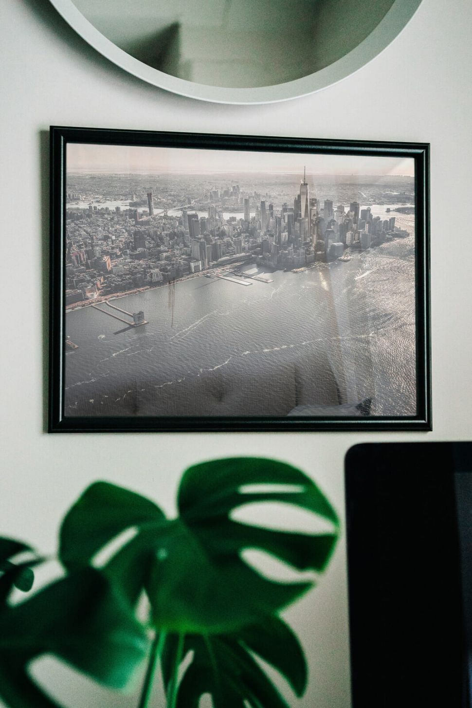 Plakat z Panoramą Nowego Jorku powieszony na białej ścianie w czarnej ramie