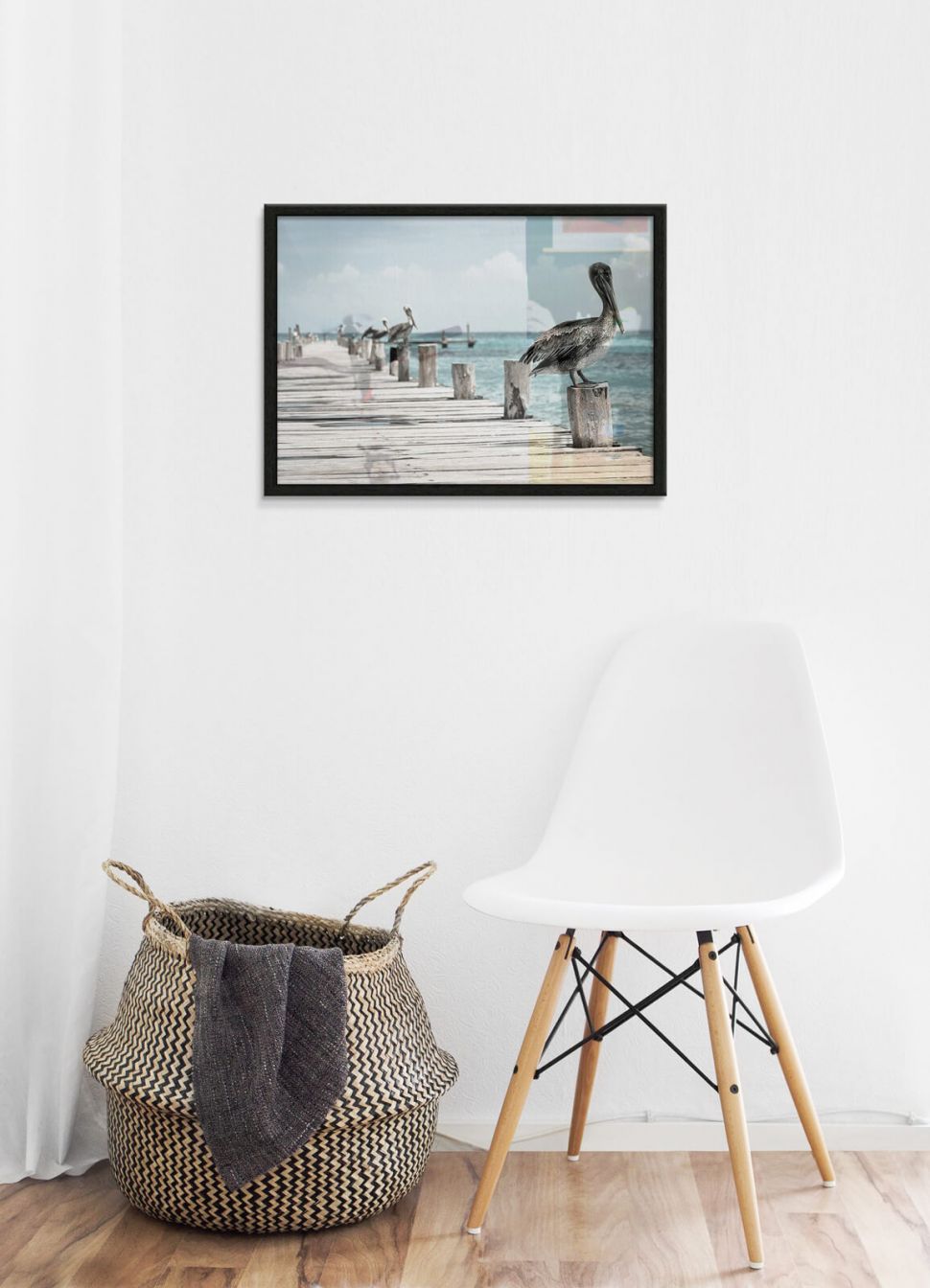 Plakat z Pelikanami na drewnianym molo powieszony na białej ścianie