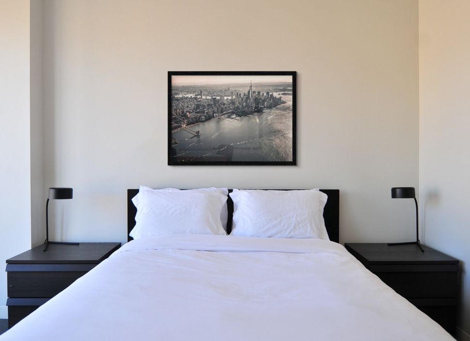 Plakat przedstawiający panoramę New York powieszony nad łóżkiem