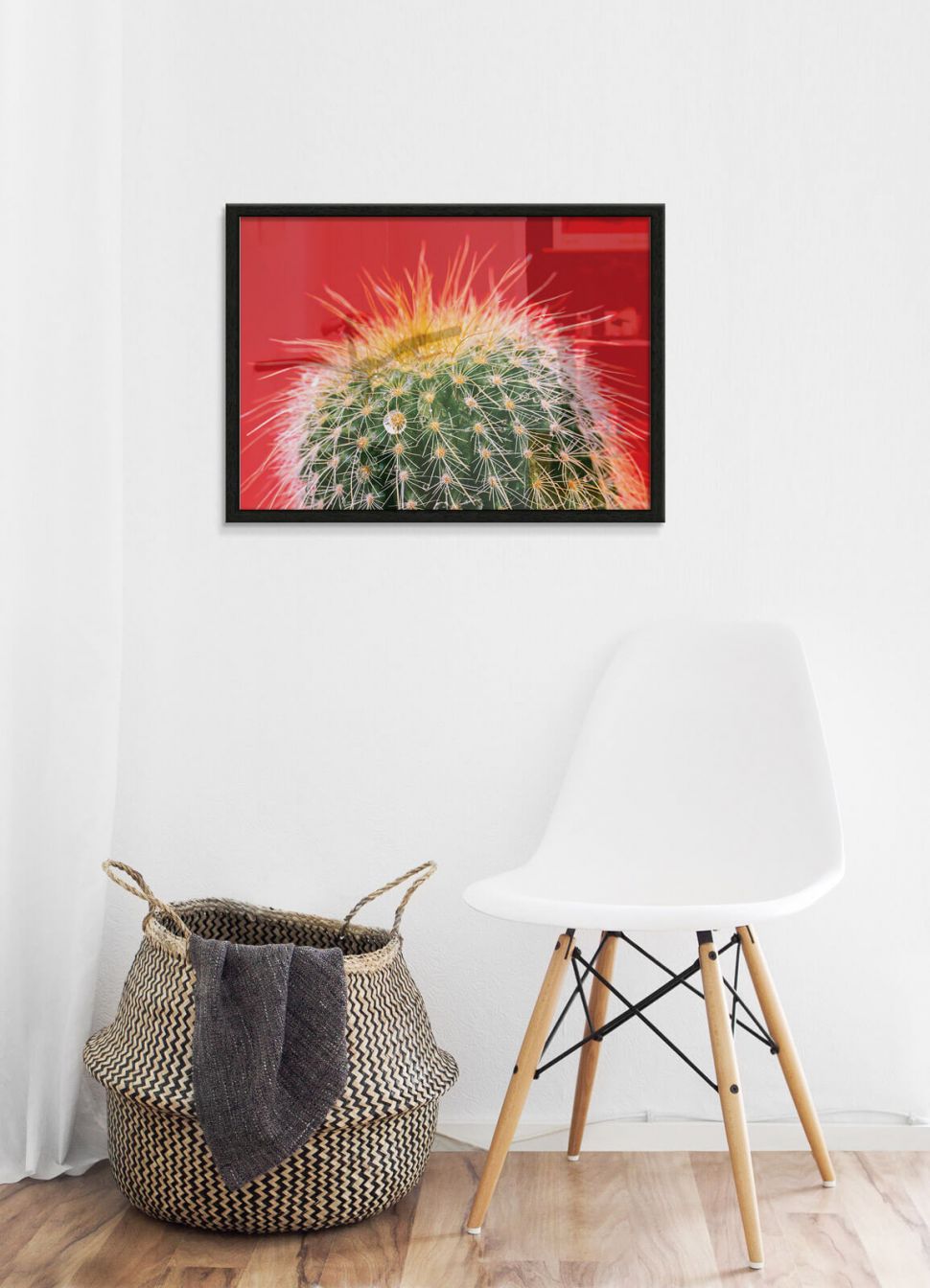 Plakat kaktus na czerwonym tle w czarnej ramie na białej ścianie
