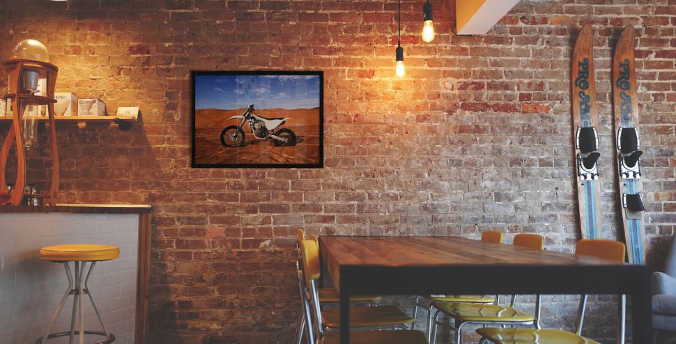 Poster z Moto Crossem na pustyni powieszony na ceglanej ścianie