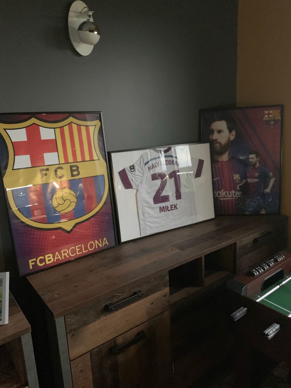 Sportowy plakat Barcelona Leo Messi 17/18 w czarnej ramie postawiony na komodzie