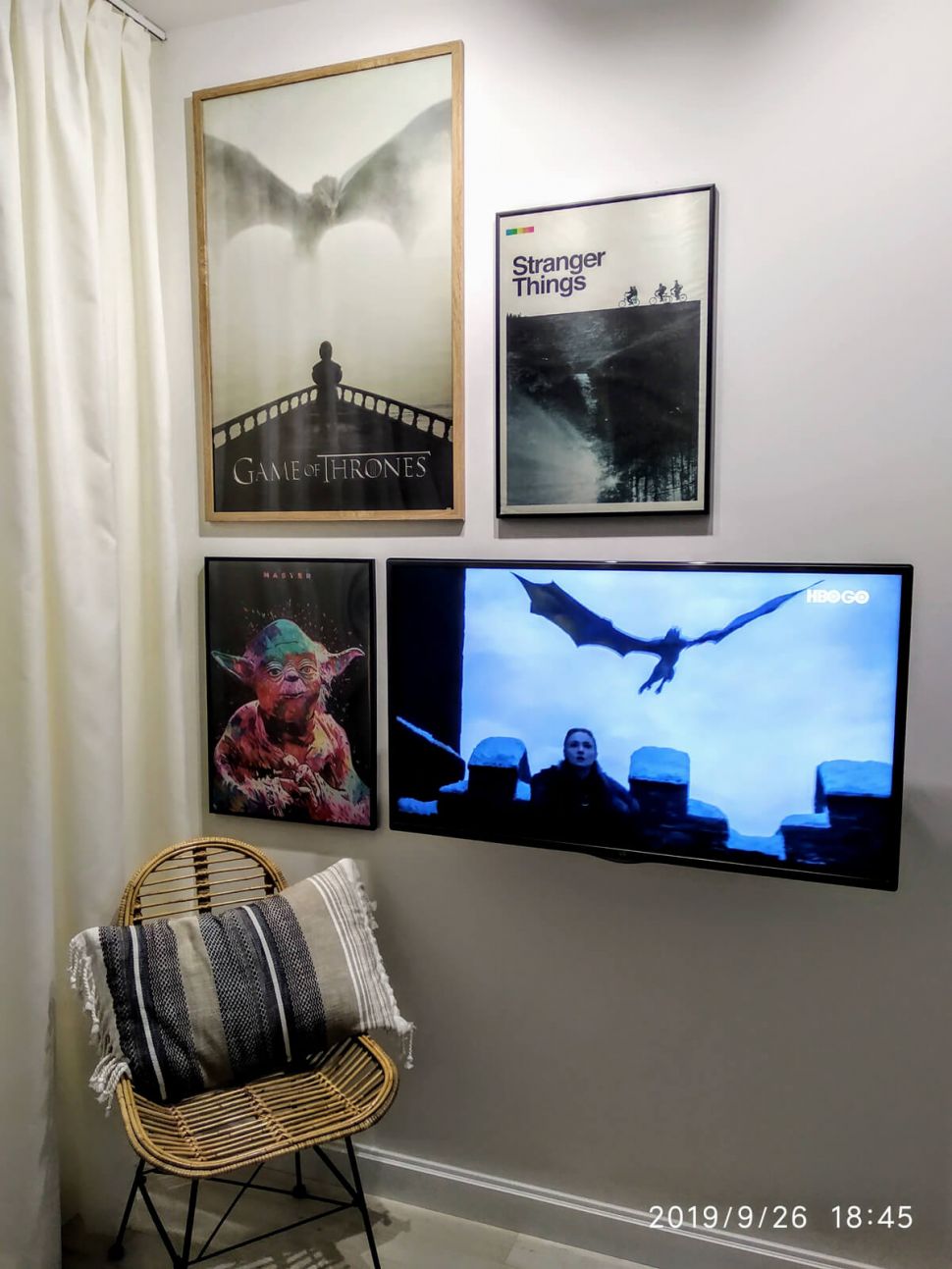 Poster z serialu Gra o Tron Lew i Dragon powieszony nad telewizorem na białej ścianie