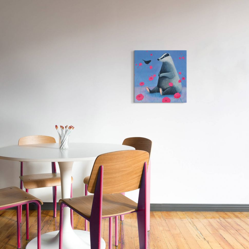 Canvas z borsukiem powieszony na białej ścianie w jadalni