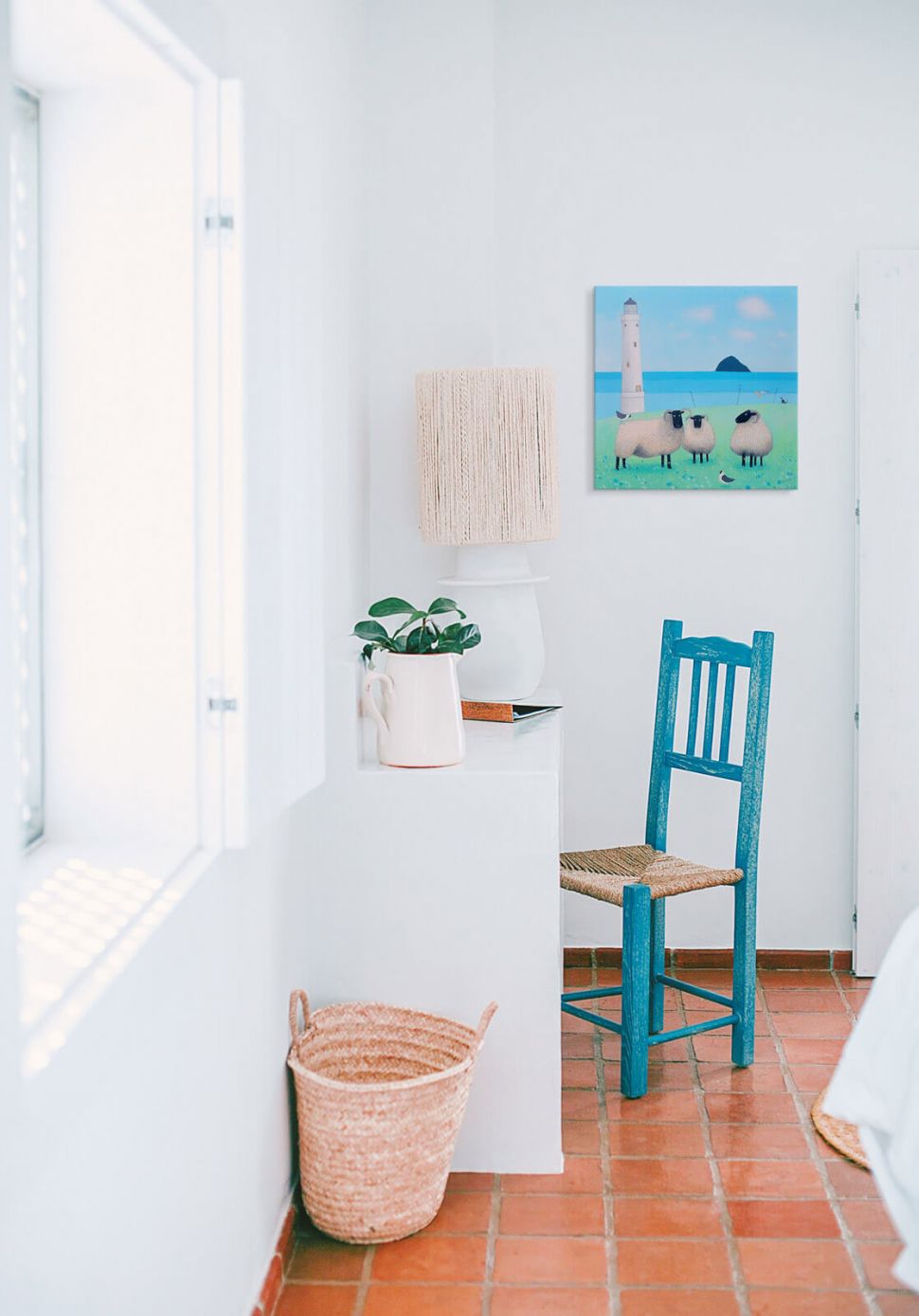 Obraz na płótnie Wind on Wool na ścianie w kuchni nad niebieskim krzesłem