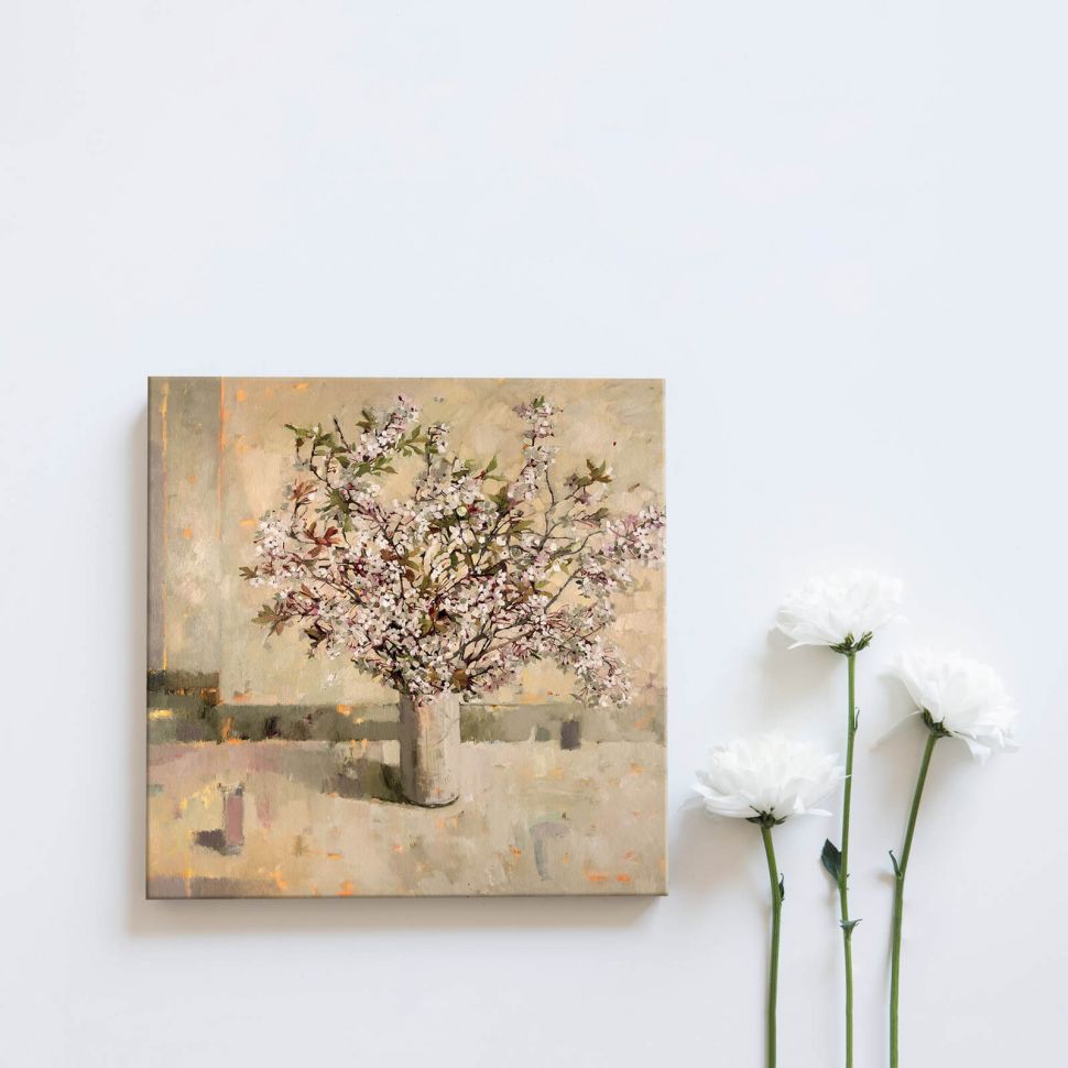 Obraz na płótnie Spring Blossom powieszony na ścianie obok trzech białych kwiatów