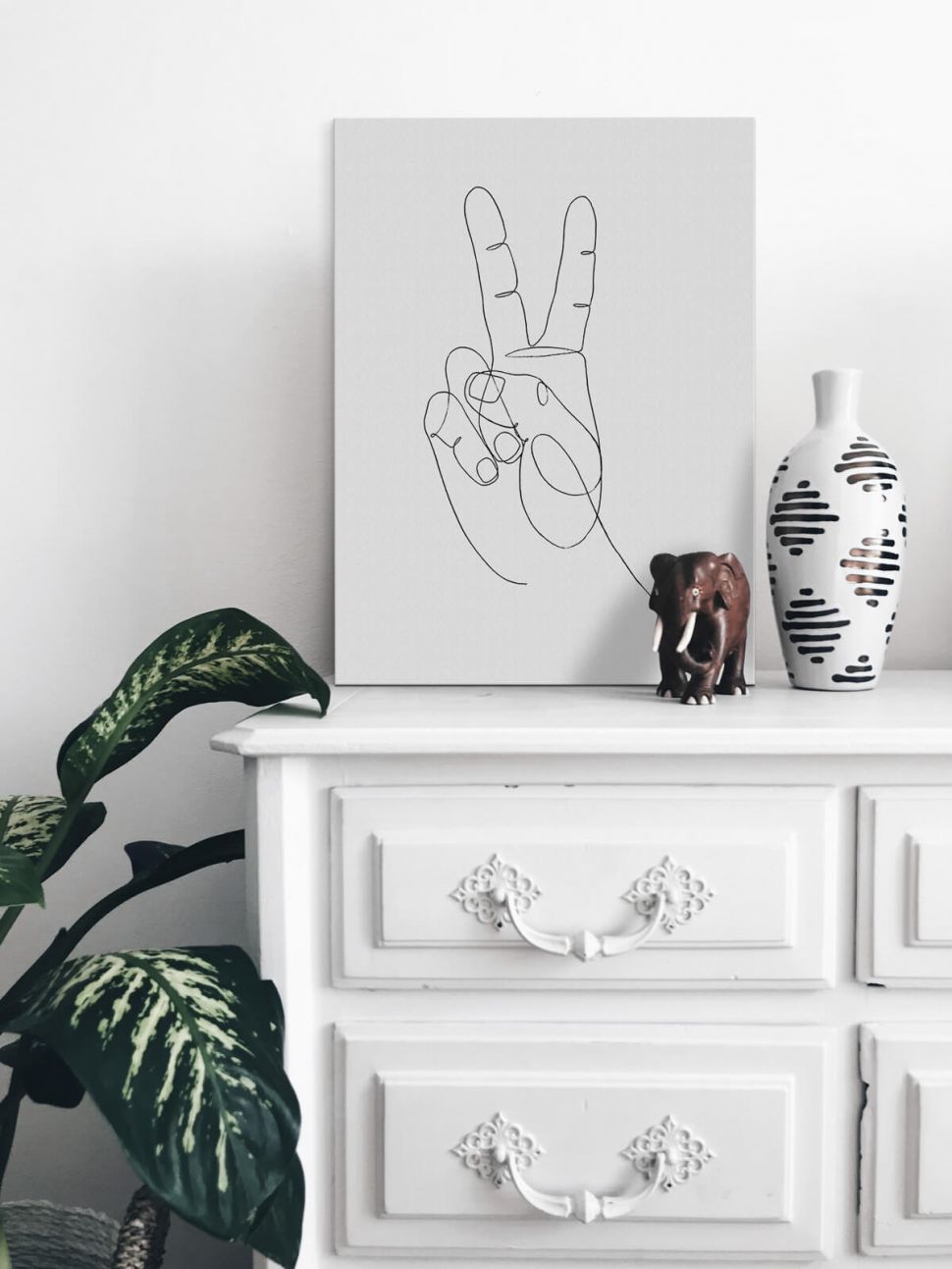 Obraz na płótnie Peace na białej szafce obok słonia i wazonu