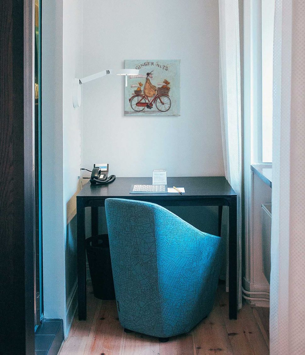 Obraz na płótnie Ginger Nuts na ścianie w pokoju nad biurkiem i niebieskim fotelem