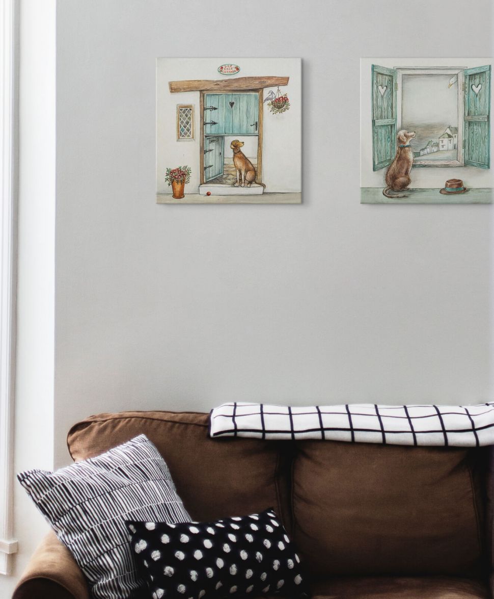 Obraz na płótnie Dog Rose Cottage na ścianie w salonie nad brązową kanapą