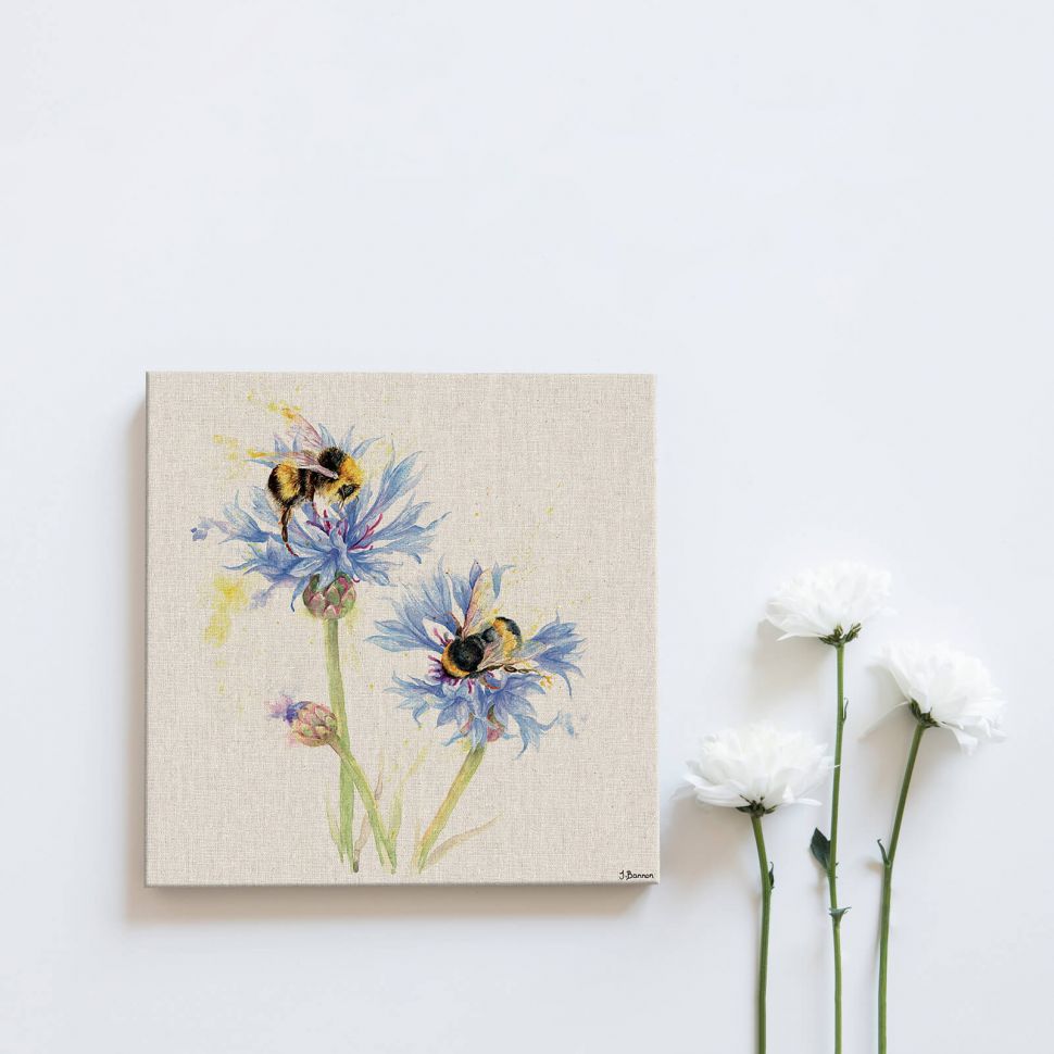 Obraz na płótnie Bees on Cornflowers na ścianie obok trzech białych kwiatów