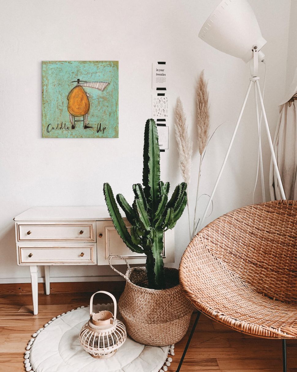 Obraz na płótnie Cuddle Up na ścianie w pokoju nad białą szafką i dużym kaktusem