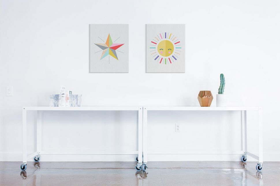 Obraz na płótnie Sun na ścianie w pokoju nad białym stolikiem obok obrazu Star z kolorową gwiazdką