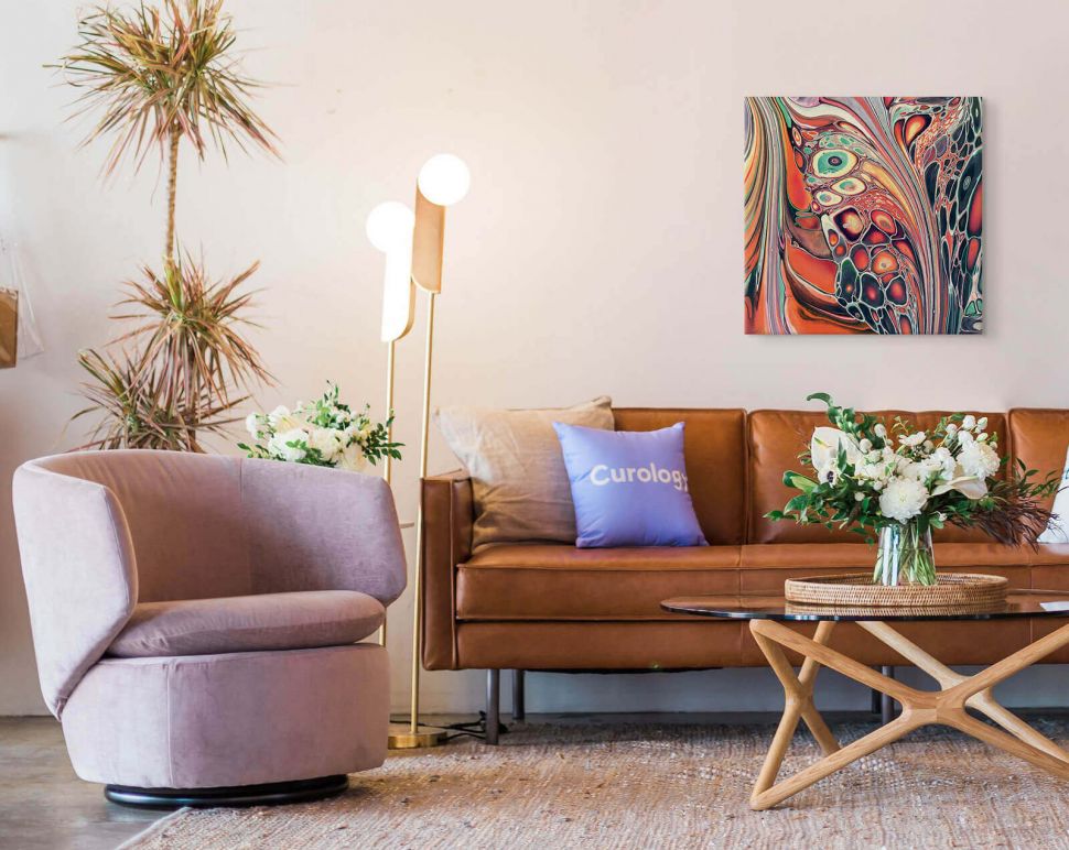 Obraz na płótnie Woven Secrets na ścianie w salonie nad brązową kanapą z fioletową poduszką