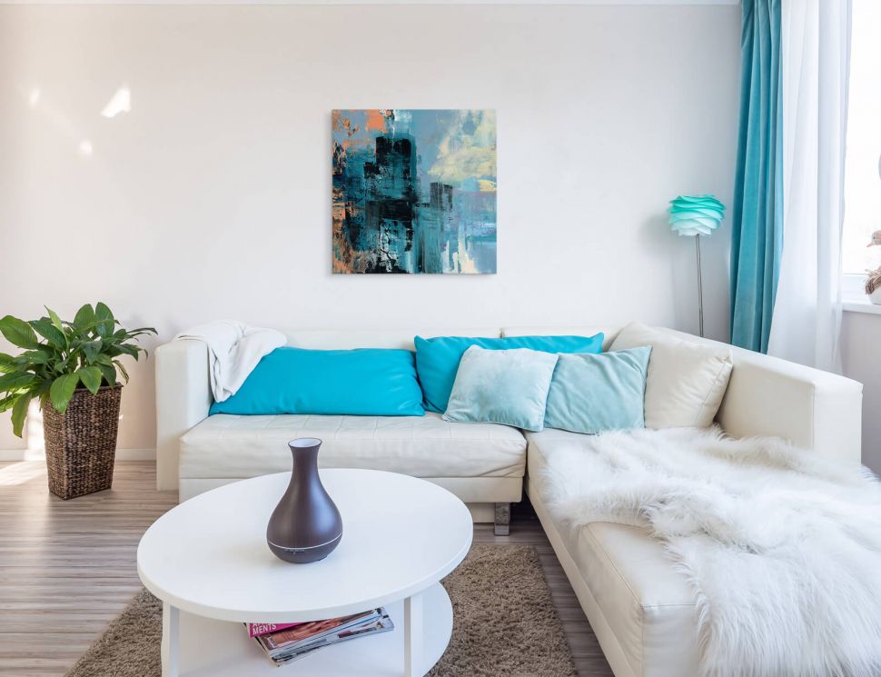 Obraz na płótnie Misty City na ścianie w salonie nad białą kanapą z niebieskimi poduszkami