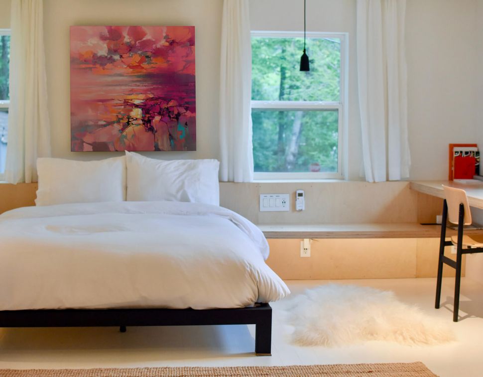 Pejzaż Coral na ścianie w sypialni nad łóżkiem obok okna