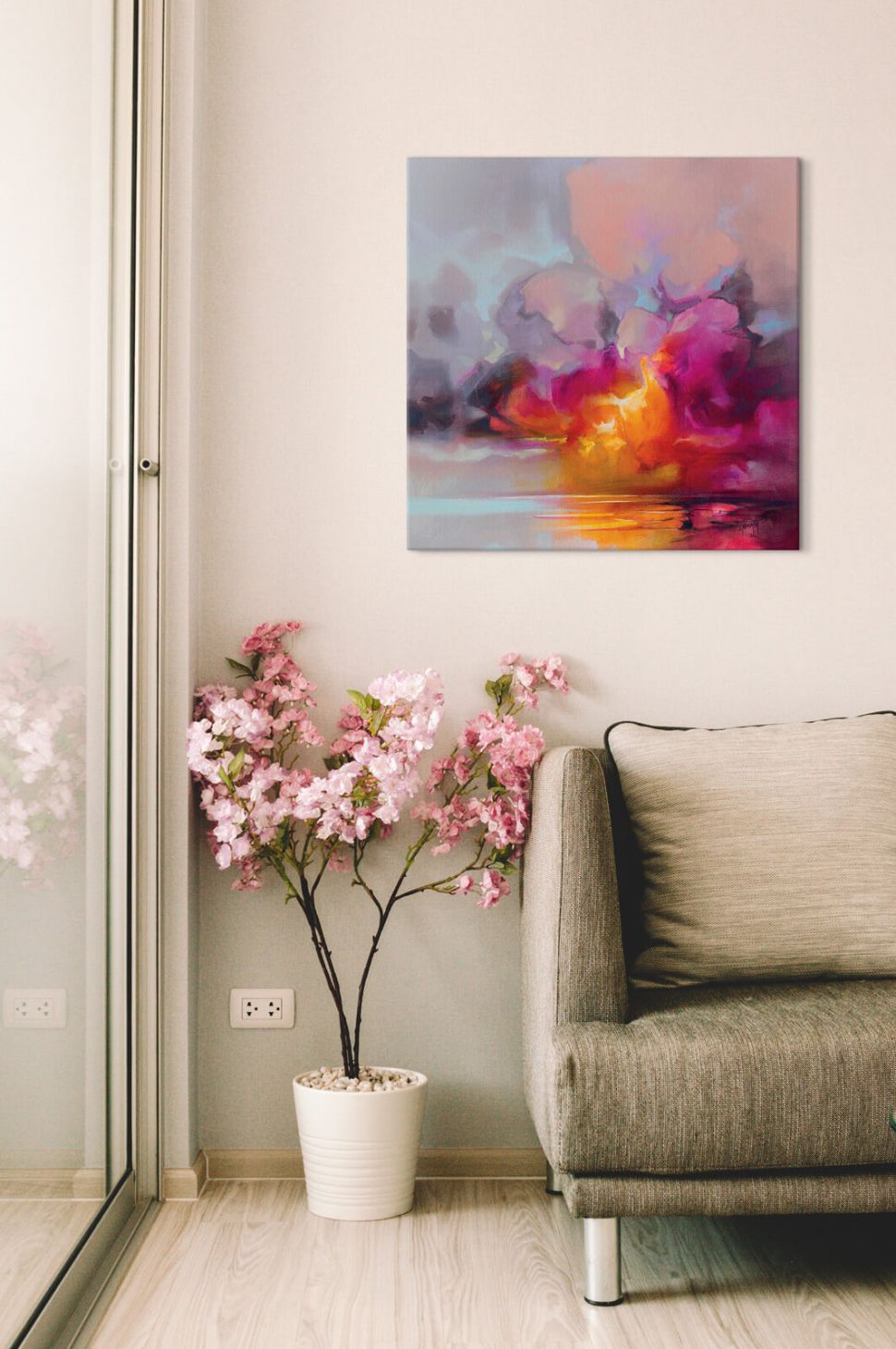 Obraz na płótnie Cumulus Cluster na ścianie w salonie nad kanapą i różowym kwiatkiem w doniczce
