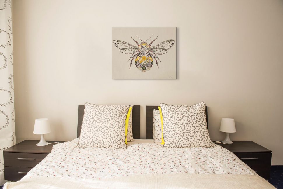 Canvas z trzmielem Buttercup Bumblebee powieszony w sypialni nad łóżkiem