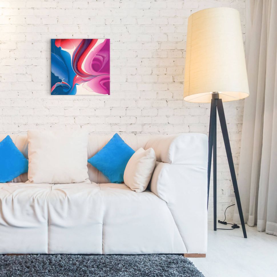 Kwadratowy canvas z abstrakcją Finding The Light powieszony w salonie nad kanapą
