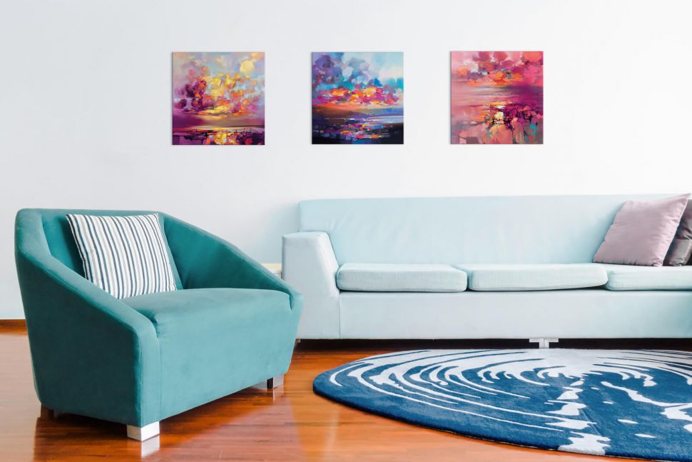 Canvas z krajobrazem Coral powieszony w salonie nad kanapą