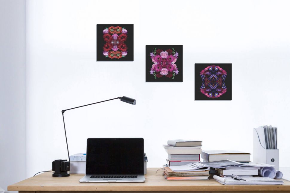 Obraz z kwiatami na ścianie biura
