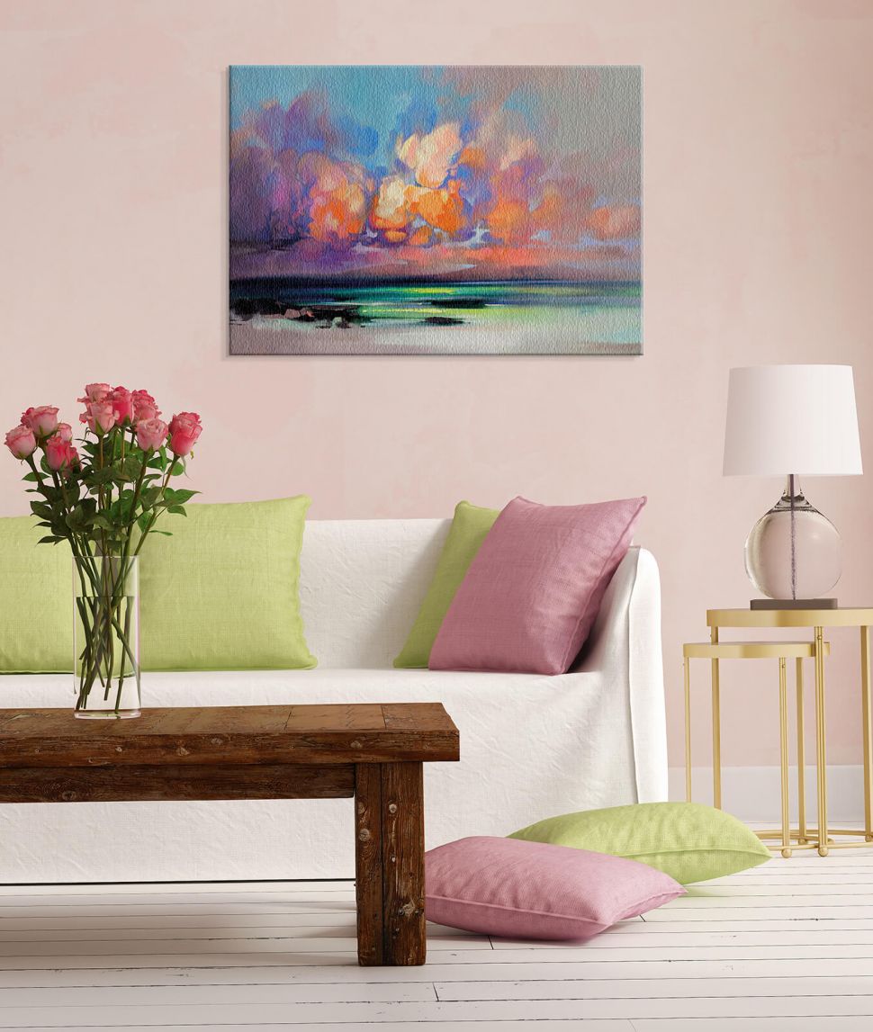 Obraz na płótnie powieszony w pokoju dziennym nad kanapą przy stole z różami