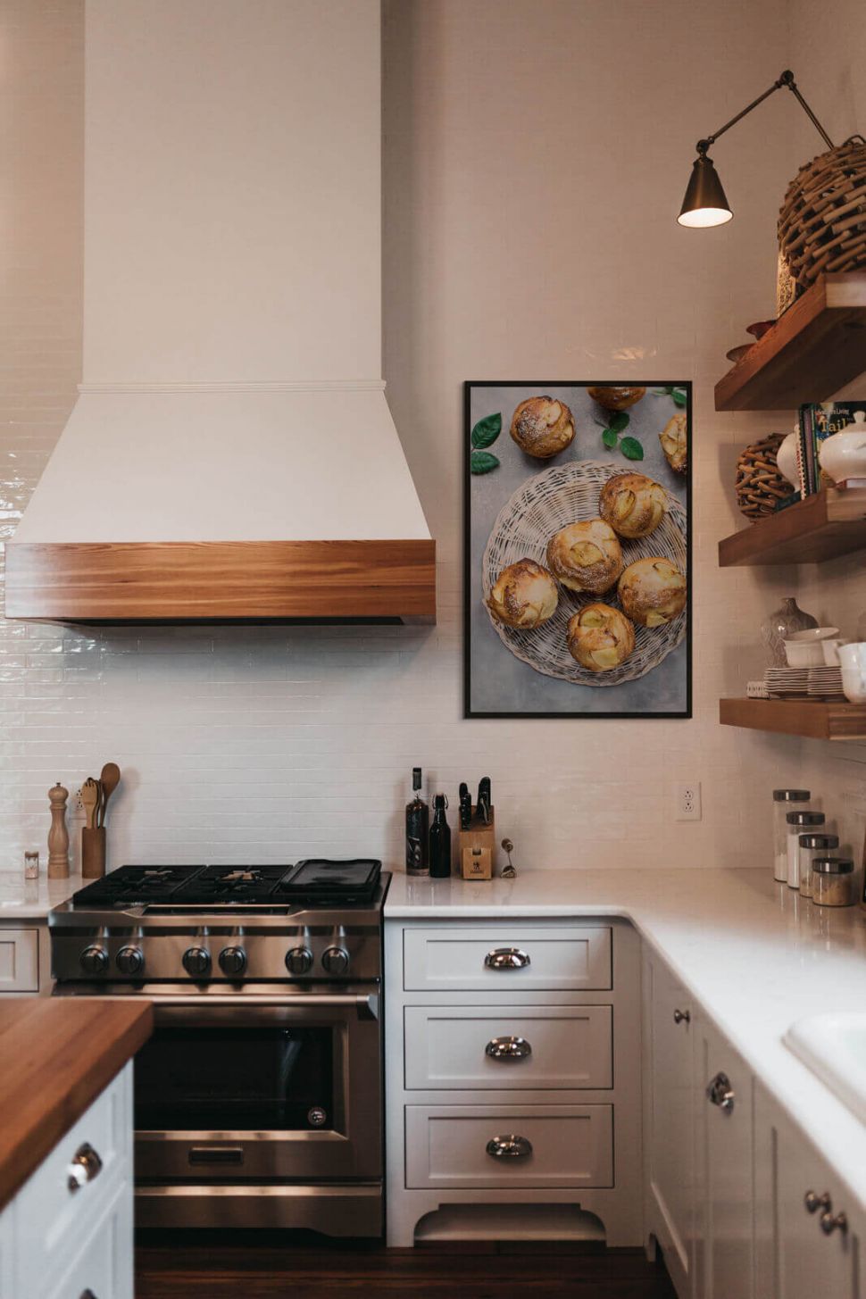 Plakat z muffinkami powieszony w czarnej ramie w kuchni