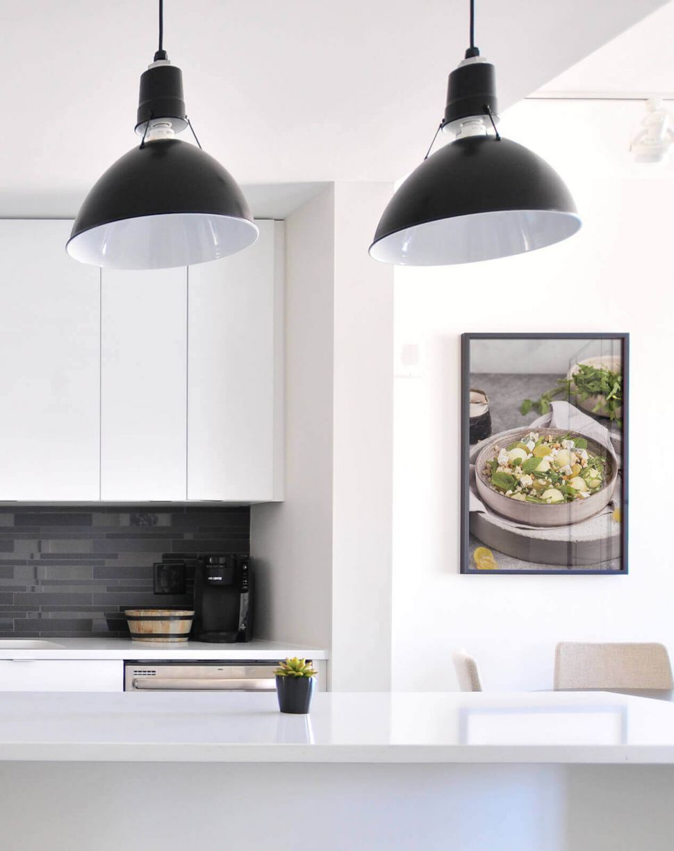 Plakat z sałatką z winogron i melona powieszony w kuchni na białej ścianie
