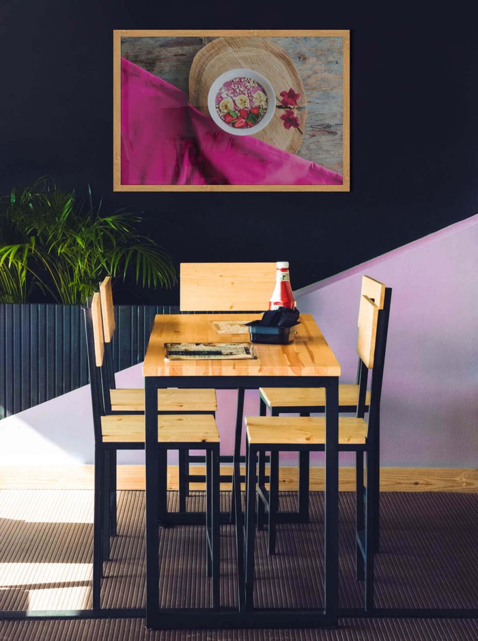 Plakat Summer Daze z owocową owsianką powieszony w jadalni nad stołem