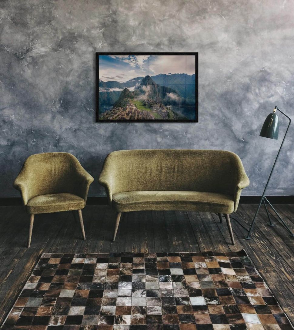 Plakat przedstawiający Machu Picchu powieszony nad kanapą